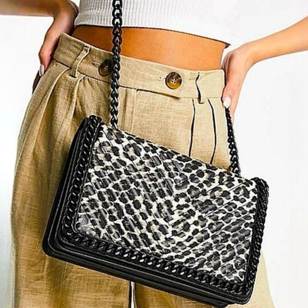 ALDO Greenwald crossbody with a black chain strap magnetic closure Purse